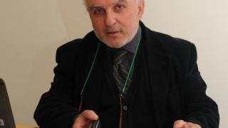 <b>PATRIMONIO DA TUTELARE.</b> A destra la fila di cartelloni piazzati lungo le Mura e a fianco l’ingegner Francesco Cecati della Sovrintendenza (foto Vip)