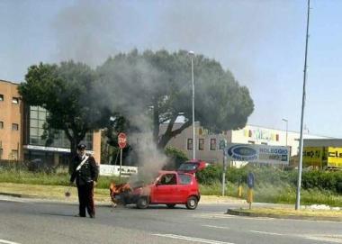 La Fiat 600 a fuoco a Stagno 