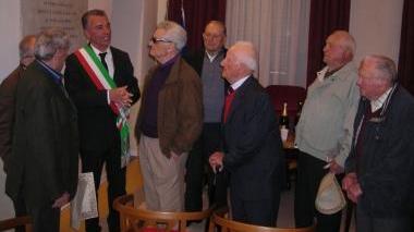 Il sindaco Giovanni Occhipinti con i militari castellani sopravvissuti ai lager nazisti