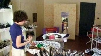 Una commessa al lavoro