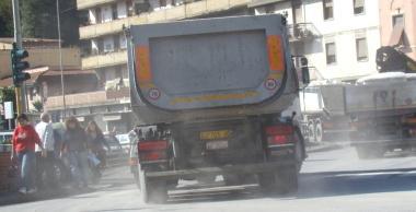 Un camion carico di scaglie 