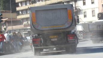 Un camion carico di scaglie