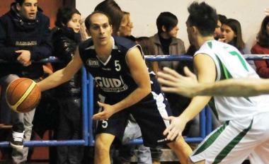 Manuel Minuti in azione, a sinistra Llacka   