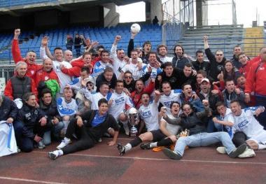 Il gruppo del San Donato festeggia la Coppa di Lega regionale appena conquistata al Castellani di Empoli 