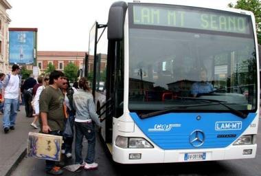 Pendolari prendono l’autobus
