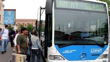 Pendolari prendono l’autobus