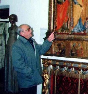 <b>ORGOGLIOSO.</b> Arturo Paoli mostra uno dei pezzi del suo museo 