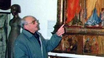 <b>ORGOGLIOSO.</b> Arturo Paoli mostra uno dei pezzi del “suo” museo