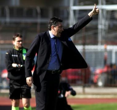 Un gesto di approvazione del tecnico azzurro Alfredo Aglietti 
