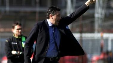 Un gesto di approvazione del tecnico azzurro Alfredo Aglietti
