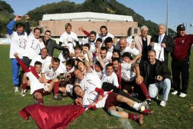La grande festa di giocatori, tecnici e dirigenti del Montelupo dopo la vittoria in Coppa Italia di Promozione 