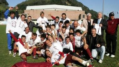 La grande festa di giocatori, tecnici e dirigenti del Montelupo dopo la vittoria in Coppa Italia di Promozione