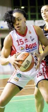 Shamela Hampton e una immagine della festa salvezza: le giocatrici con le bambine del minibasket 