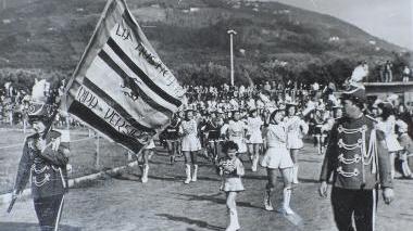 <b>QUANDO LA BANDA... PASSAVA.</b> A destra una bella foto di una sfilata della banda Rusticana, che aveva sede a Ripa Sotto, qualche anno dopo, alcune majorette della stessa banda