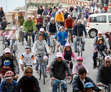 Sale la febbre da Giro, tanti bambini insieme ai genitori alla Pedalata rosa dei giorni scorsi 