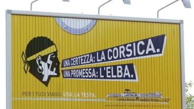 Un manifesto pubblicitario della compagnia che annuncia le corse per l’Elba