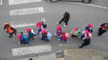 <b>PEDIBUS.</b> Bambini accompagnati a scuola a piedi