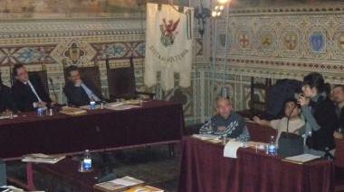<b>SALA CONSILIARE </b>Una delle ultime sedute del consiglio comunale A destra Sonia Guarneri
