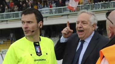 <strong>LA FURIA DI CAMILLI</strong> Il presidente si rivolge a Pinzani dopo la fine del derby