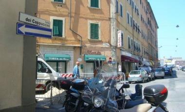 A sinistra Borgo: i commercianti vogliono invertire il senso di marcia. Sopra Emiliano Niccolai. A destra Patrizia Rossi: &laquo;Una gimkana per arrivare qui&raquo; 
