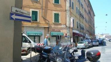 A sinistra Borgo: i commercianti vogliono invertire il senso di marcia. Sopra Emiliano Niccolai. A destra Patrizia Rossi: «Una gimkana per arrivare qui»