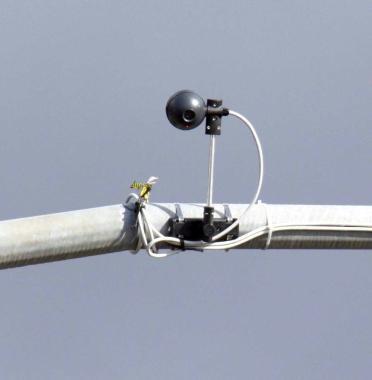 Una telecamera installata sopra un semaforo a Camaiore   