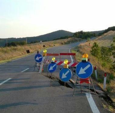 <b>SOS STRADE.</b>&nbsp;Sopra e in alto due smottamenti lungo la strada provinciale 329 