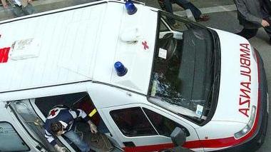 Un’ambulenza durante un’operazione di soccorso e sotto Claudio Mannozzi 59 anni commerciante viareggino