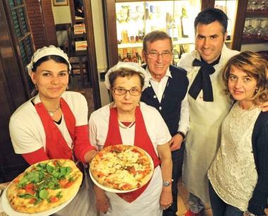 Domenico Arcangeli (al centro) con i gestori del locale A destra Dario Longo e le birre 
