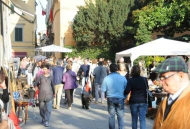 L’interno di un bed and breakfast e turisti in città