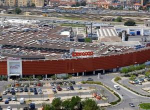 Tunisino ruba all'Ipercoop e travolge passanti con lo scooter