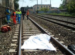 Uomo si getta sotto il treno