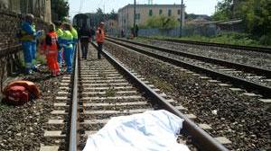 Uomo si getta sotto il treno