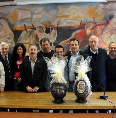 Due uova di Pasqua decorate con i volti di tutti i consiglieri comunali