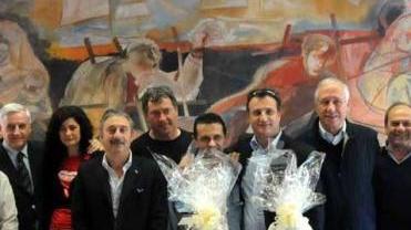 Due uova di Pasqua decorate con i volti di tutti i consiglieri comunali