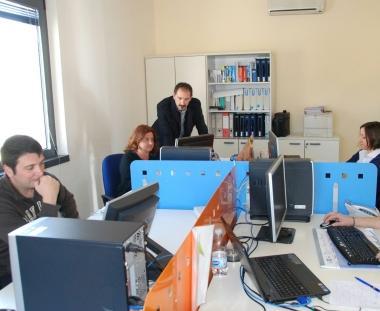 Parte del team della Techne a lavoro e, a fianco, lad Alessandro Caroti 