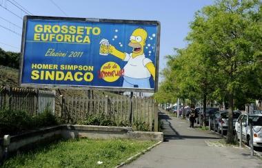 <b>CARTELLONE.</b> Con il candidato Homer Simpson 