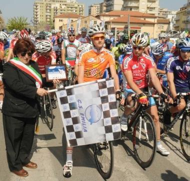 <b>PARTENZA </b>il sindaco Baldi d&agrave; il via alla corsa ieri mattina a Follonica    