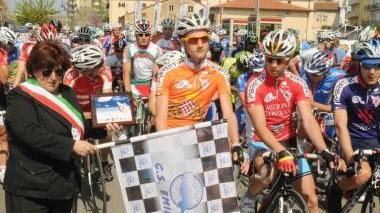 <b>PARTENZA </b>il sindaco Baldi dà il via alla corsa ieri mattina a Follonica