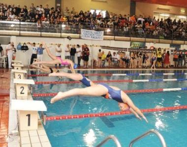 Partenza di una gara di nuoto 