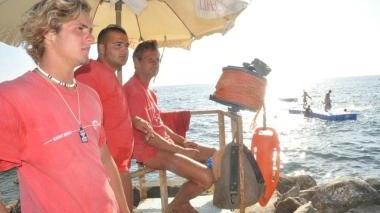 Bagnini al lavoro per garantire la sicurezza in mare