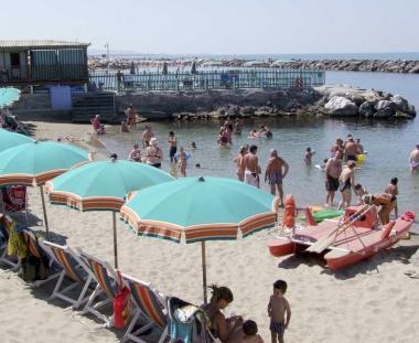 Ombrelloni su una spiaggia a Marina 