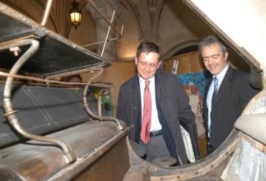 La carrozza di Garibaldi nell'atrio del Comune