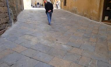 Il lastricato rovinato dalle macchie dolio 