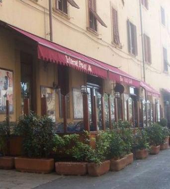 Tavoli e sedie fuori da un locale nel centro di Volterra  