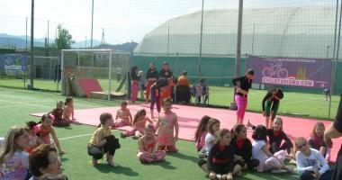 Bimbi mentre fanno sport 