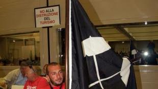 <b>STOP ALL’ASSALTO.</b> L’ormai nota bandiera nera