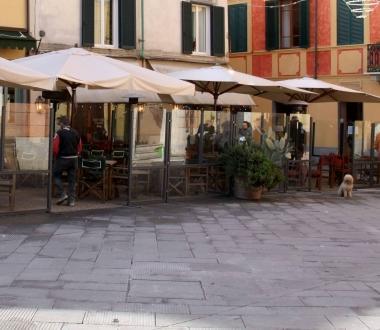 Sedie e tavoli in centro 