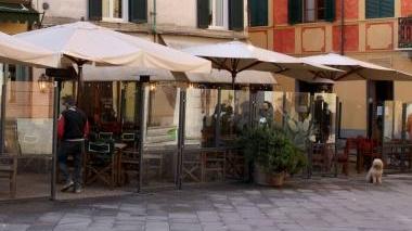 Sedie e tavoli in centro