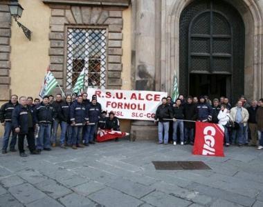 Una protesta degli operai di Alce davanti Palazzo Ducale a Lucca 